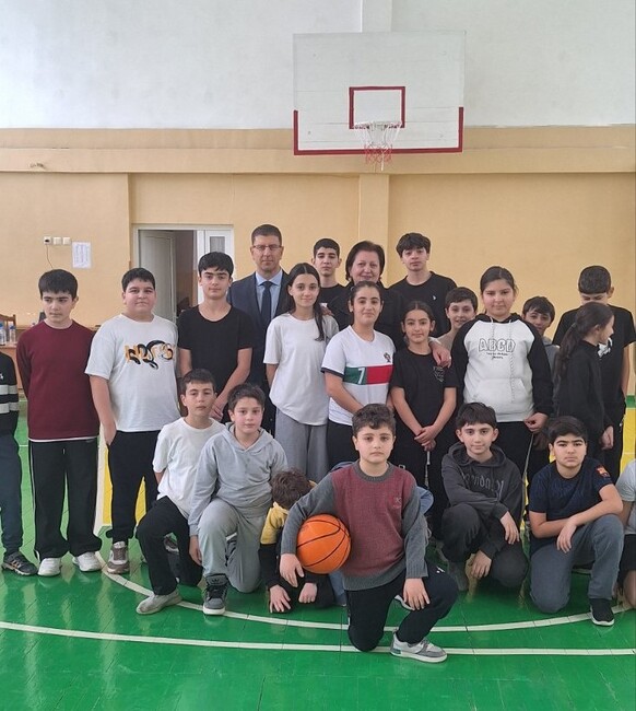 Посещение на посланик Николов в училище „Пейо Яворов“ по повод рождената дата на видния български поет