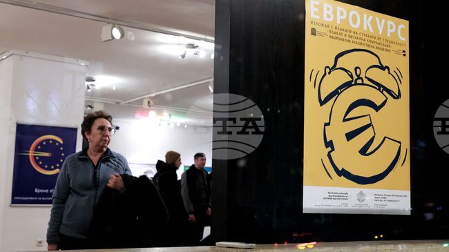 Изложбата „Еврокурс“ на студенти от НХА предлага трезв и човешки поглед към процеса на валутна промяна, казва кураторът доц. Ненко Атанасов