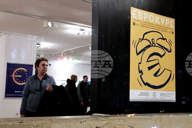 Изложбата „Еврокурс“ на студенти от НХА предлага трезв и човешки поглед към процеса на валутна промяна, казва кураторът доц. Ненко Атанасов