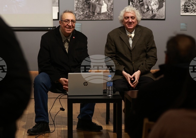 В книгата си „Излишни" Антоан Божинов показва правозащитна фотография на хора в риск, каза доц. Георги Лозанов 