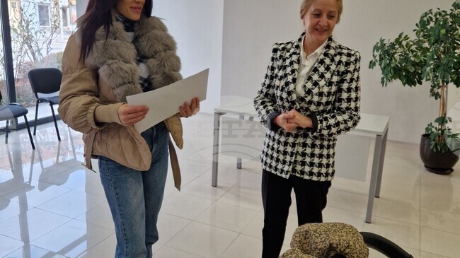 Родители на новородени деца получиха ваучери с еднократна помощ от Община Казанлък