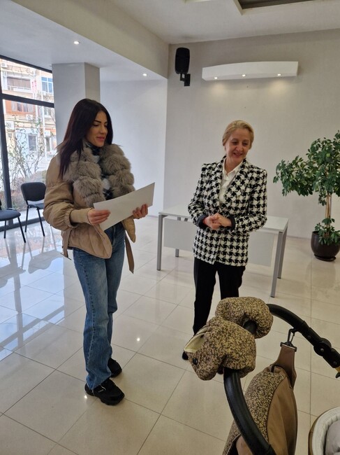 Родители на новородени деца получиха ваучери с еднократна помощ от Община Казанлък