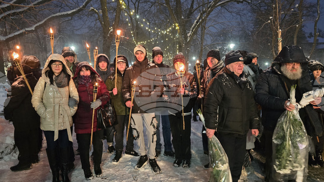 С традиционно факелно шествие и общоградско поклонение в Свищов бяха отбелязани 163 години от рождението на Алеко Константинов