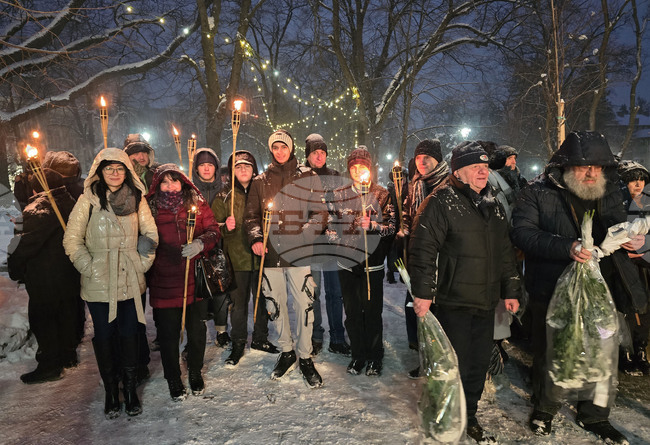С традиционно факелно шествие и общоградско поклонение в Свищов бяха отбелязани 163 години от рождението на Алеко Константинов