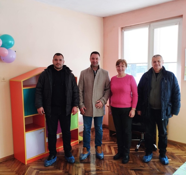 Народният представител Джипо Джипов и общински съветници с дарения за две детски градини в областта