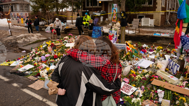 Жената, застреляна от служител на имиграционните служби в Минеаполис, е имала четири огнестрелни рани