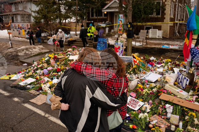 Жената, застреляна от служител на имиграционните служби в Минеаполис, е имала четири огнестрелни рани