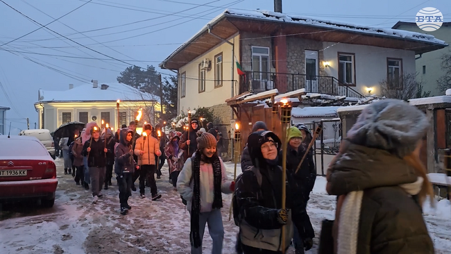 С традиционно факелно шествие и общоградско поклонение в Свищов бяха отбелязани 163 години от рождението на Алеко Константинов