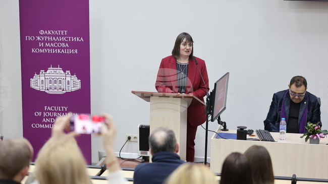 Медиите са по-полезни, когато съдържанието е професионално, каза доц. Мария Попова при представянето на монографията „Медийни функции и медийни ефекти“