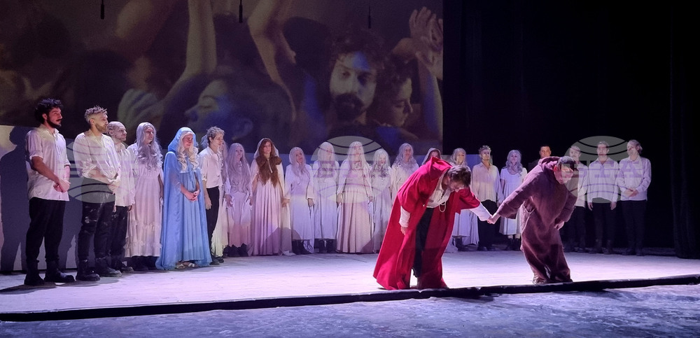 В Драматично-кукления театър „Васил Друмев“ в Шумен бе представен премиерно спектакълът „Божествена комедия“ по Данте Алигиери 