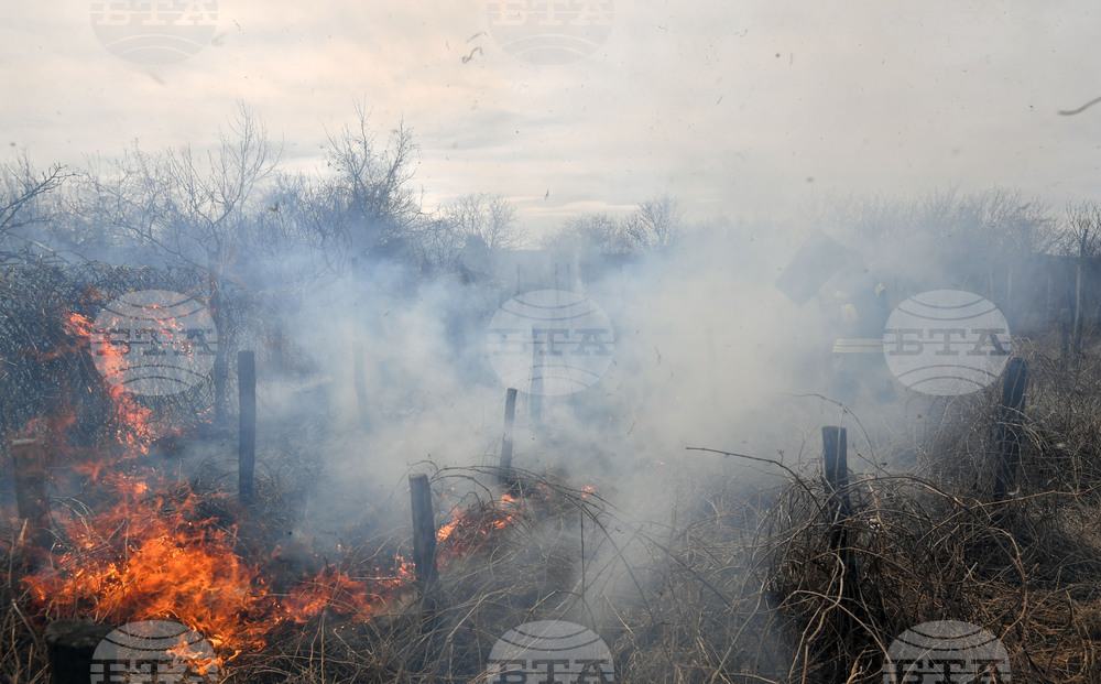 Жена загина при пожар в къщата си в кубратското село Юпер, съобщиха от полицията в Разград