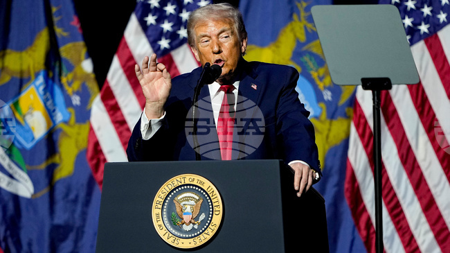 Тръмп бе заснет да показва среден пръст по време на посещение в автомобилен завод