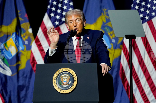 Тръмп бе заснет да показва среден пръст по време на посещение в автомобилен завод