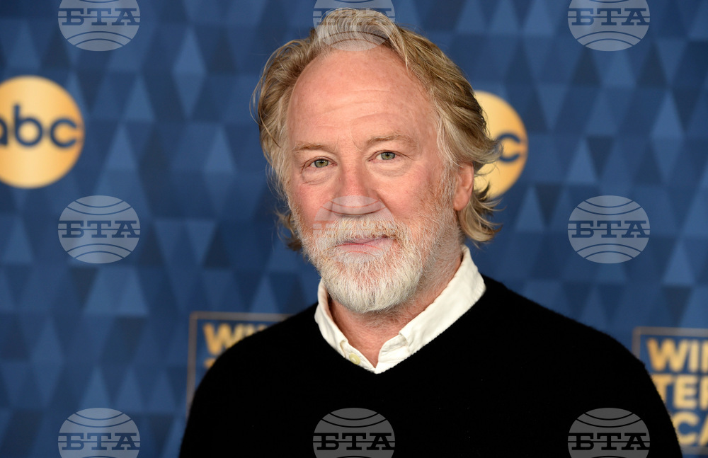 Актьорът Тимъти Бъсфилд, обвинен в сексуално посегателство над деца, е преминал успешно тест с полиграф, адвокатите му настояват за освобождаване