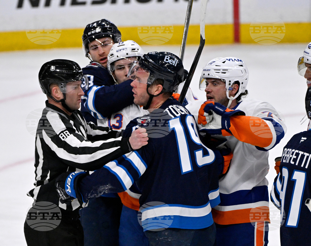 Islanders Jets Hockey