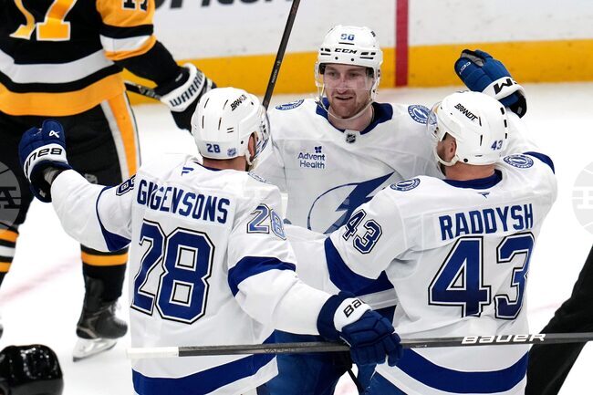 Тампа Бей оглави класирането в Източната конференция на НХЛ след успех над Питсбърг с дузпи