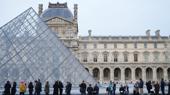 Лувърът повиши входната такса за посетители от страни извън ЕС