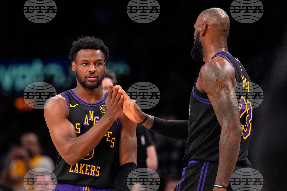 Hawks Lakers Basketball