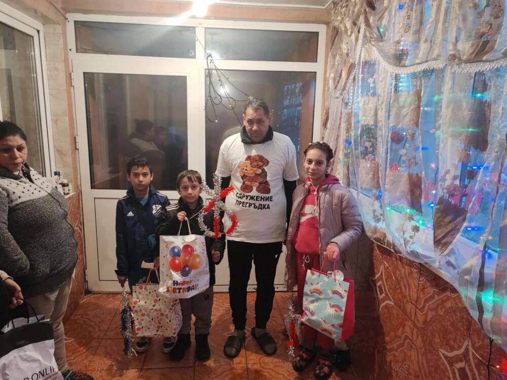 Сдружение „Прегръдка“ раздаде подаръци на деца в Сливен за Ромската нова година