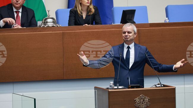 За нова конституция, нова управленска система, преосноваване на държавата, се обявиха от „Възраждане" в декларация от парламентарната трибуна 