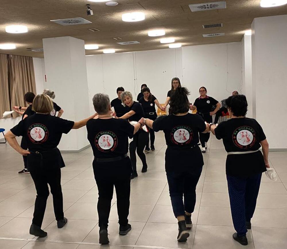 Танцьорите от фолклорната група към Асоциацията на българите в Навара, Испания: За нас неделните танци са малък празник за душата