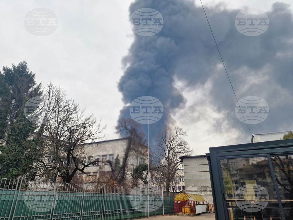 Гори пожар в склад за текстилни материали Н ул. "Акад. Ангел Балевски" в Троян
