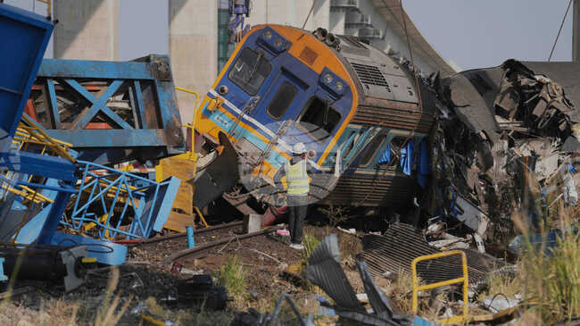 Най-малко 25 души загинаха в Тайланд, след като строителен кран падна върху влак