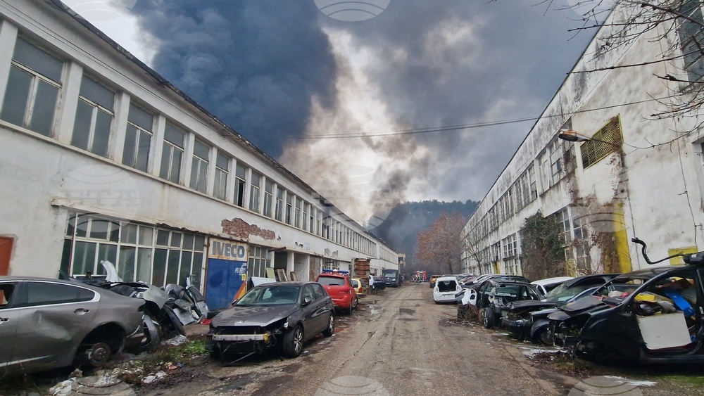 Троян - пожар - склад за текстилни материали