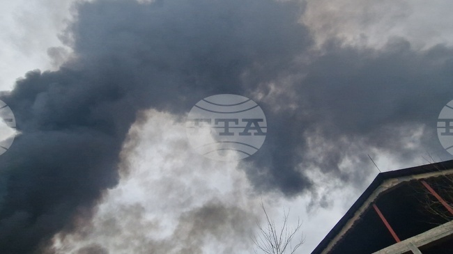 Няма превишения на показателите за качеството на атмосферния въздуха в Троян след днешния голям пожар, съобщиха от МОСВ