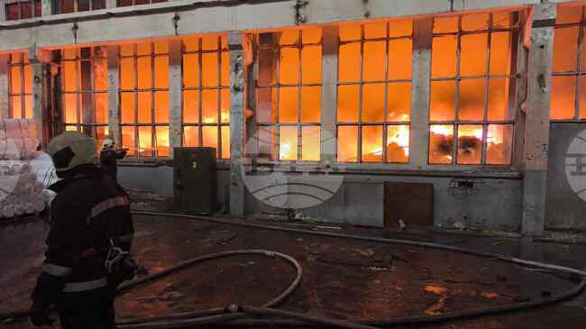 Гори пожар в склад за текстилни материали на ул. „Академик Ангел Балевски“ в Троян