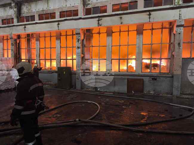 Гори пожар в склад за текстилни материали на ул. „Академик Ангел Балевски“ в Троян