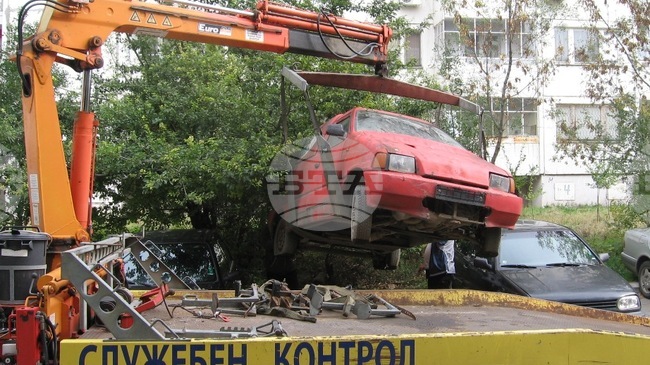 Над 400 излезли от употреба автомобили са премахнати от общински терени в Бургас през 2025 година