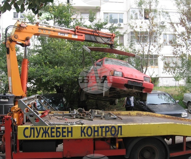 Над 400 излезли от употреба автомобили са премахнати от общински терени в Бургас през 2025 година