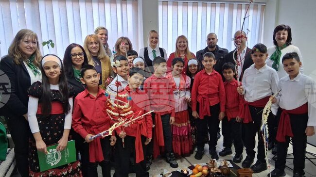 Сурвакари от Обединеното училище ,,Неофит Рилски” в Самоков гостуваха на Василица в Регионалното управление на образованието в София-град