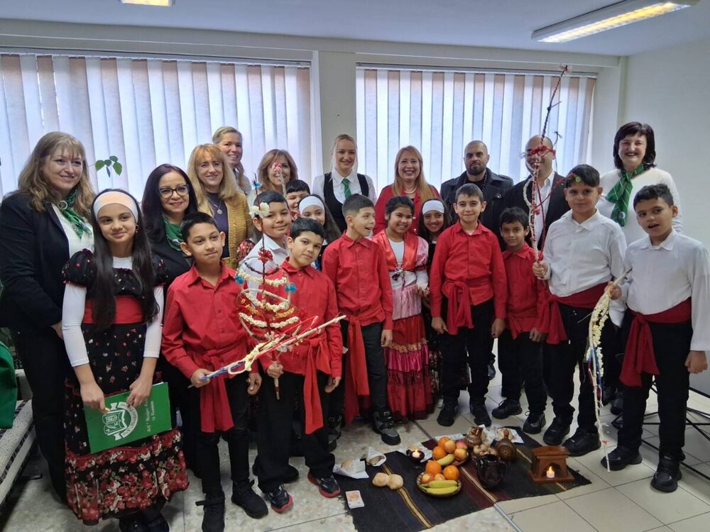 Сурвакари от Обединеното училище ,,Неофит Рилски” в Самоков гостуваха на Василица в Регионалното управление на образованието в София-град