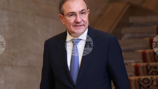 Решено е увеличението с 5% на възнагражденията в бюджетната сфера, каза социалният министър в оставка Борислав Гуцанов след заседание на МС