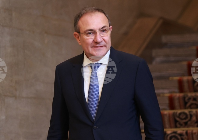 Решено е увеличението с 5% на възнагражденията в бюджетната сфера, каза социалният министър в оставка Борислав Гуцанов след заседание на МС