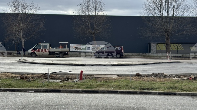 В ход са дейностите по проекта за изграждане на кръгово кръстовище на западния вход на Казанлък