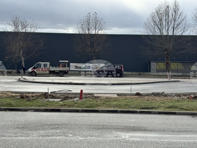 В ход са дейностите по проекта за изграждане на кръгово кръстовище на западния вход на Казанлък