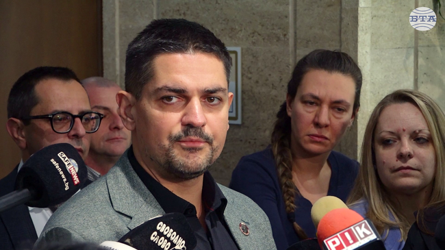 С това мнозинство най-добре да не се пипа Изборният кодекс, каза лидерът на МЕЧ Радостин Василев