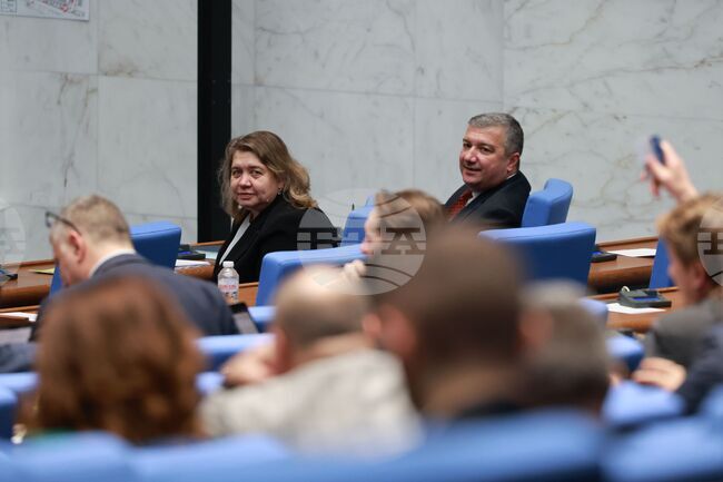 Временно да има пределни надценки на основни стоки и услуги в периода на въвеждане на еврото у нас, приеха депутатите на първо четене