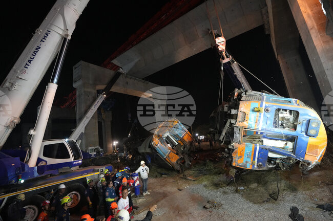 Броят на жертвите при падането на кран върху пътнически влак в Тайланд достигна 32 души 