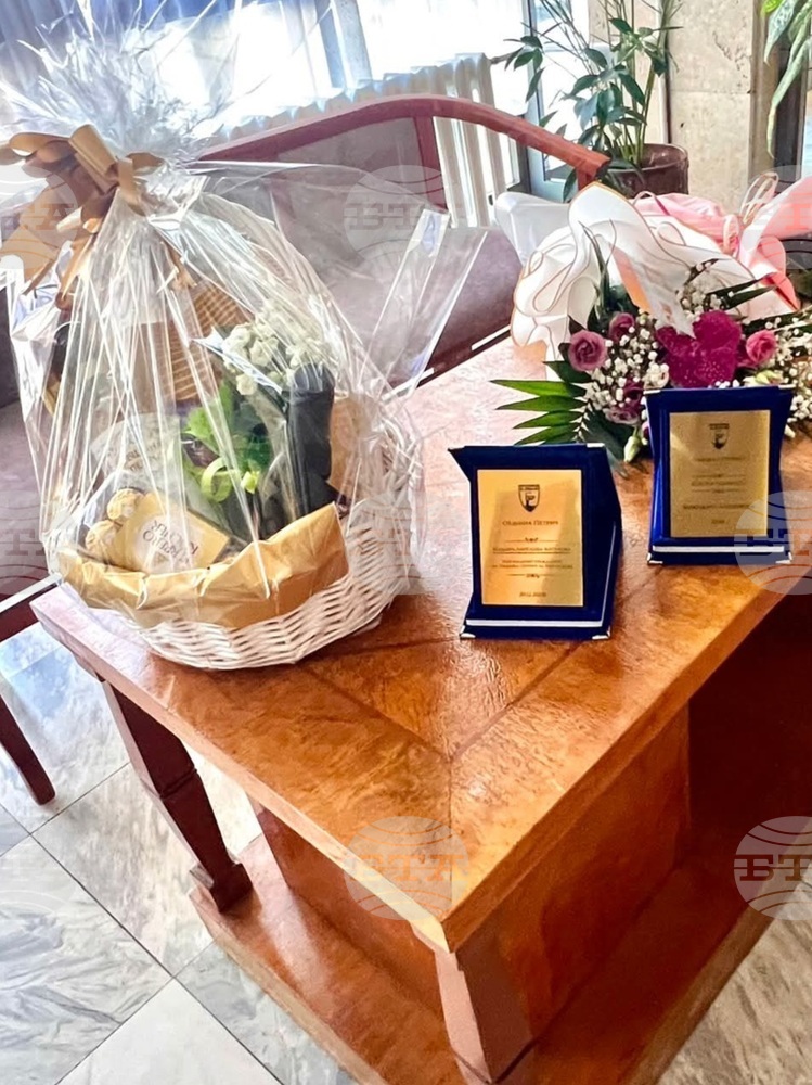 Община Петрич подари ваучери на родителите на последното родено бебе за 2025 г. и на първото за 2026 г. 