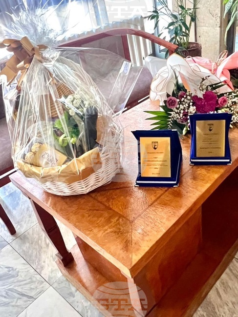 Община Петрич подари ваучери на родителите на последното родено бебе за 2025 г. и на първото за 2026 г. 