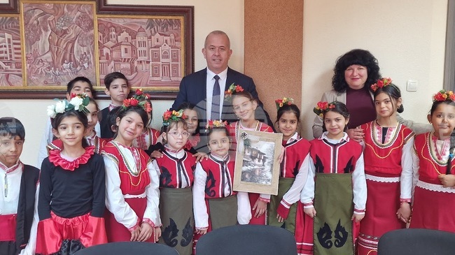 На Банго Васил ученици от Пещера представиха празнична програма пред кмета и екипа му