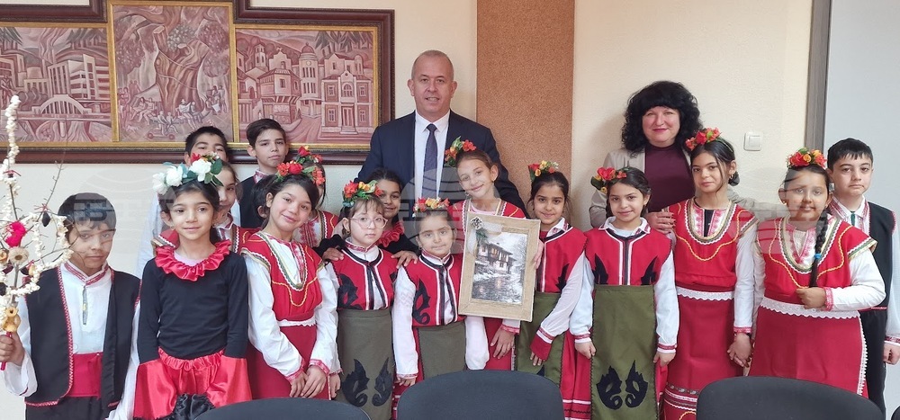 На Банго Васил ученици от Пещера представиха празнична програма пред кмета и екипа му