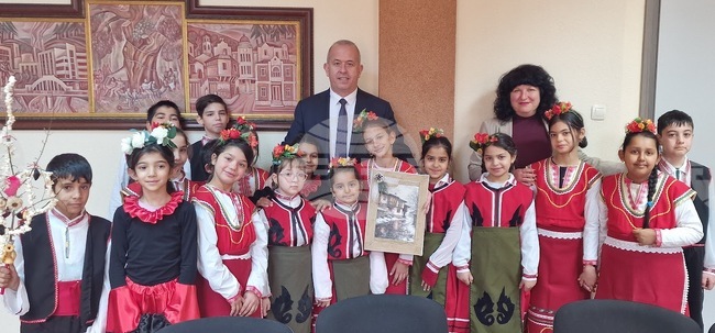 На Банго Васил ученици от Пещера представиха празнична програма пред кмета и екипа му