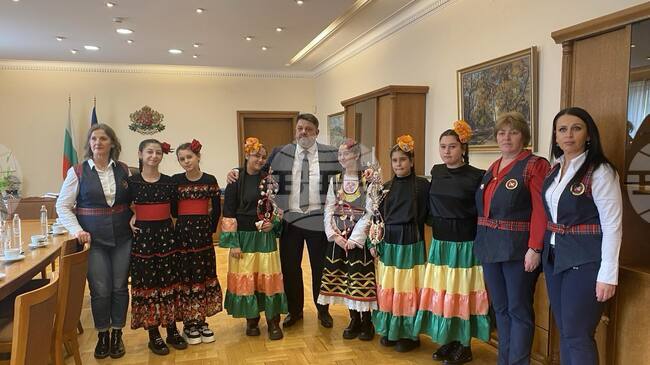 Вицепремиерът в оставка Атанас Зафиров посрещна деца от самоковското училище „Христо Максимов“ по повод празника Василица