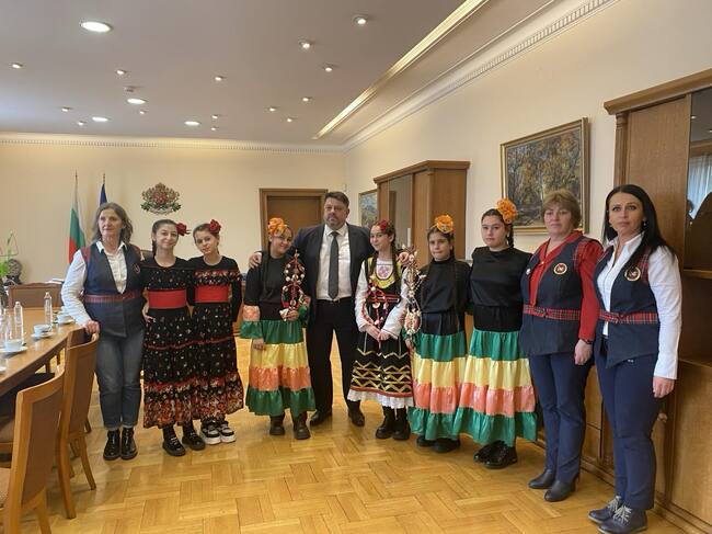 Вицепремиерът в оставка Атанас Зафиров посрещна деца от самоковското училище „Христо Максимов“ по повод празника Василица