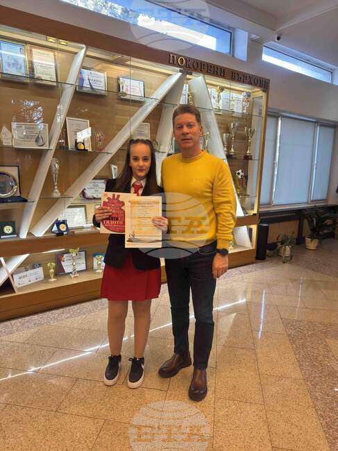Ученичката Никол Кокори от НПГ „Димитър Талев“ в Гоце Делчев бе отличена с първо място в национален конкурс за есе
